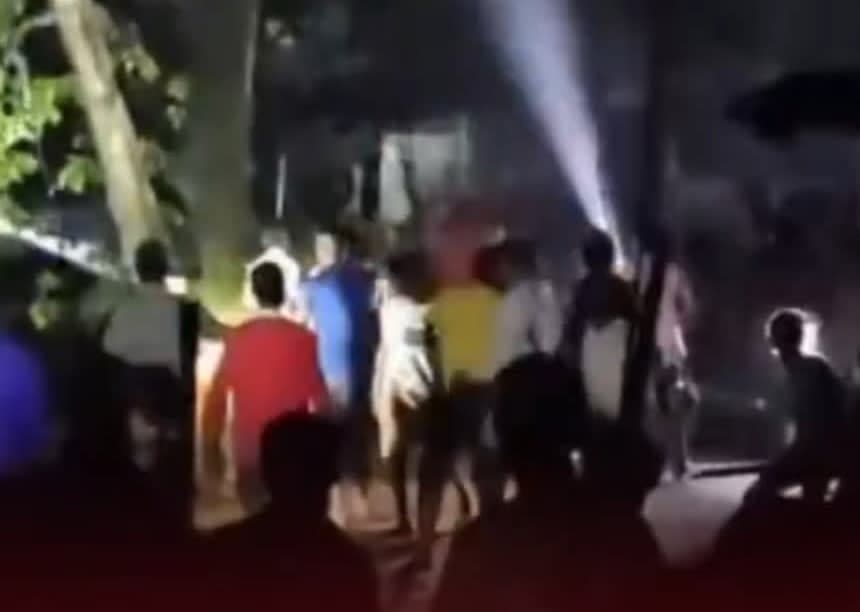 মসজিদকে কেন্দ্র করে রাতে টর্চ লাইট জ্বালিয়ে সংঘর্ষ, আহত ২৫