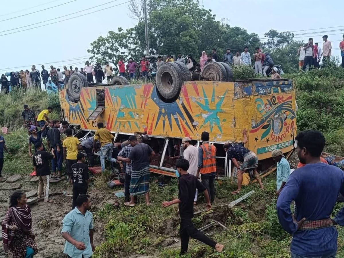 সরাইলে বাস উল্টে ৪ যাত্রী নিহত আহত ৩০